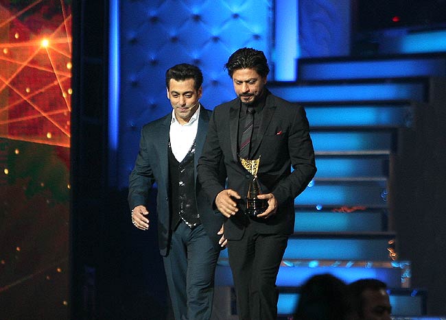 एक बार फिर गले मिले सलमान और शाहरुख