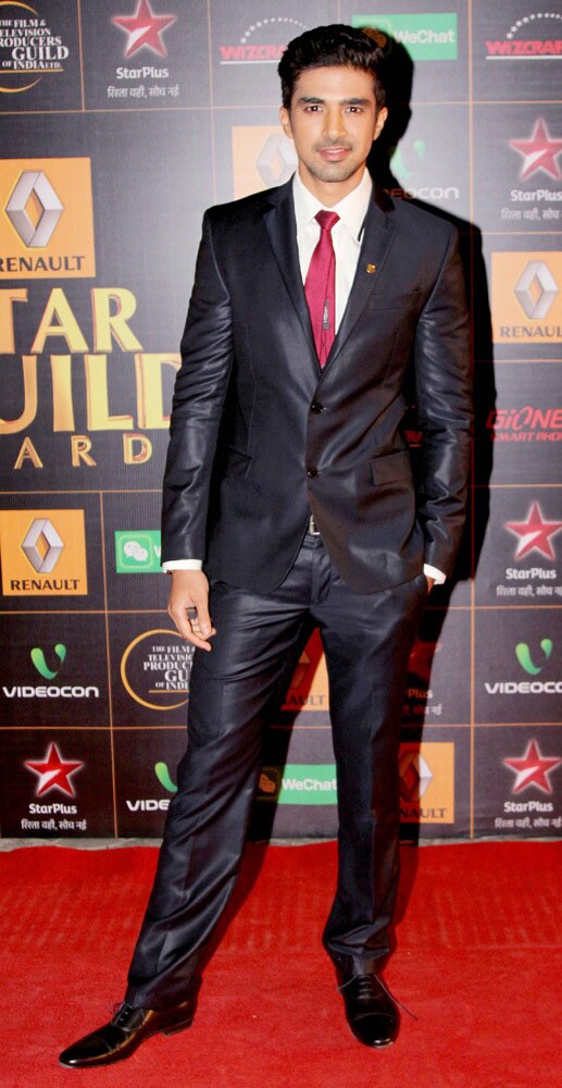 स्‍टार गिल्‍ड अवार्ड 2014 में रेड कार्पेट पर सितारे...