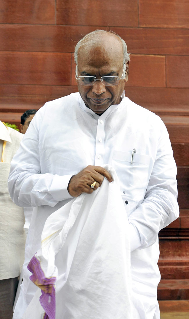 लगातार 10 चुनाव जीतने का रिकॉर्ड है पूर्व रेल मंत्री के नाम