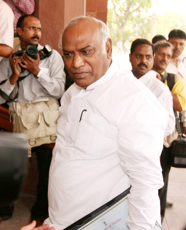 लगातार 10 चुनाव जीतने का रिकॉर्ड है पूर्व रेल मंत्री के नाम