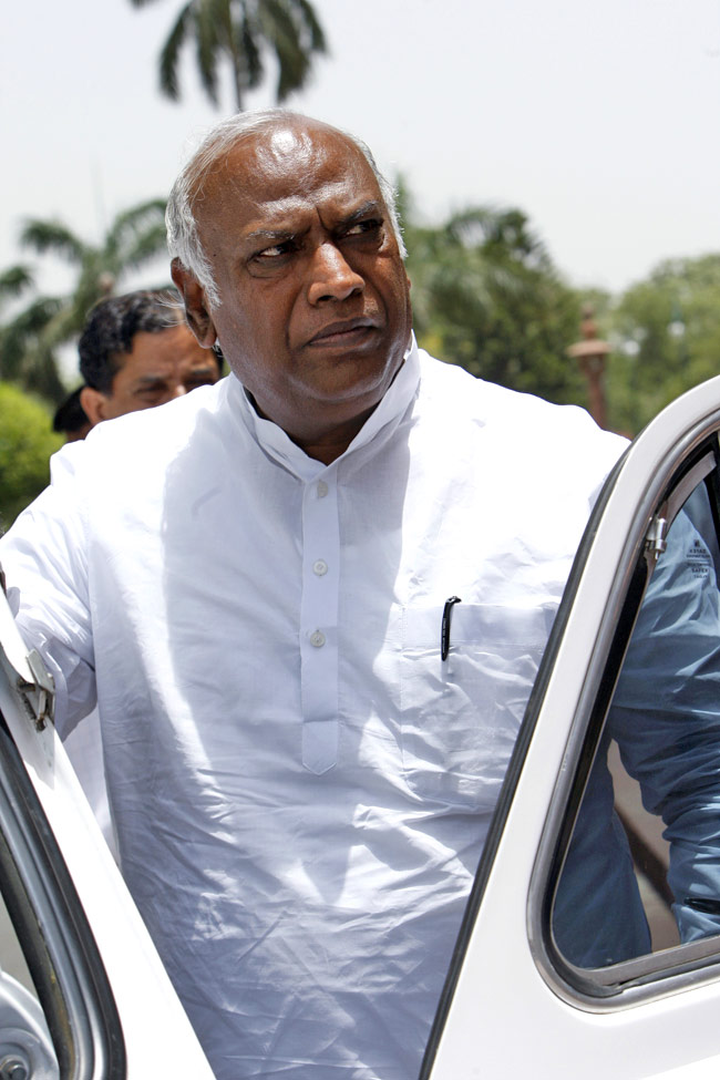 लगातार 10 चुनाव जीतने का रिकॉर्ड है पूर्व रेल मंत्री के नाम