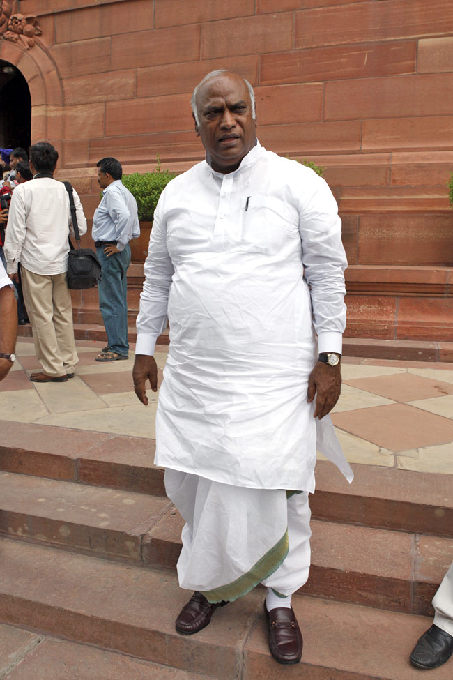 लगातार 10 चुनाव जीतने का रिकॉर्ड है पूर्व रेल मंत्री के नाम