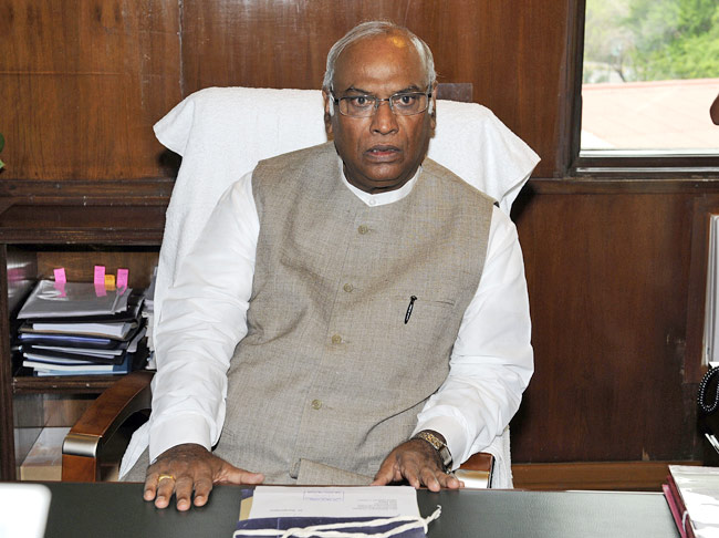 लगातार 10 चुनाव जीतने का रिकॉर्ड है पूर्व रेल मंत्री के नाम