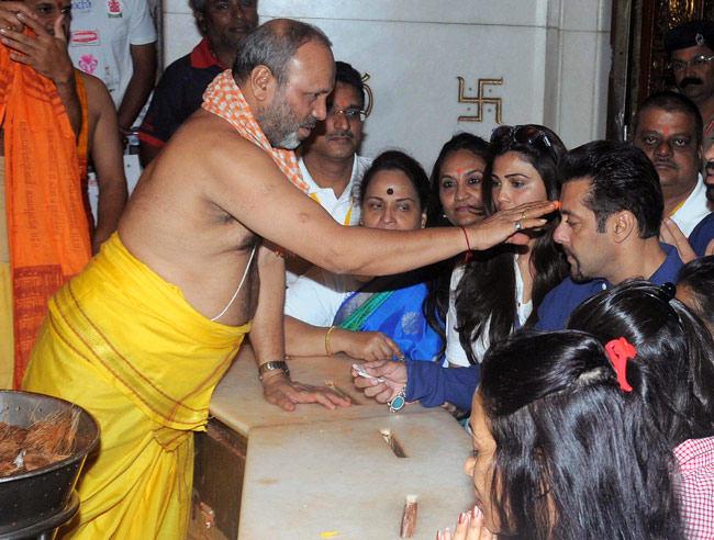 डेजी शाह संग गणपति की शरण में सलमान खान