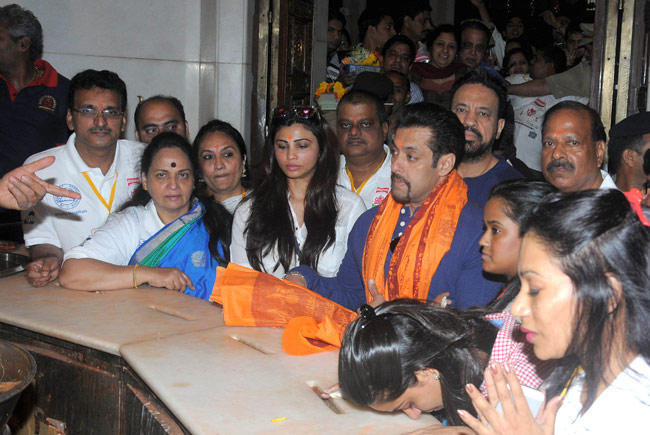 डेजी शाह संग गणपति की शरण में सलमान खान