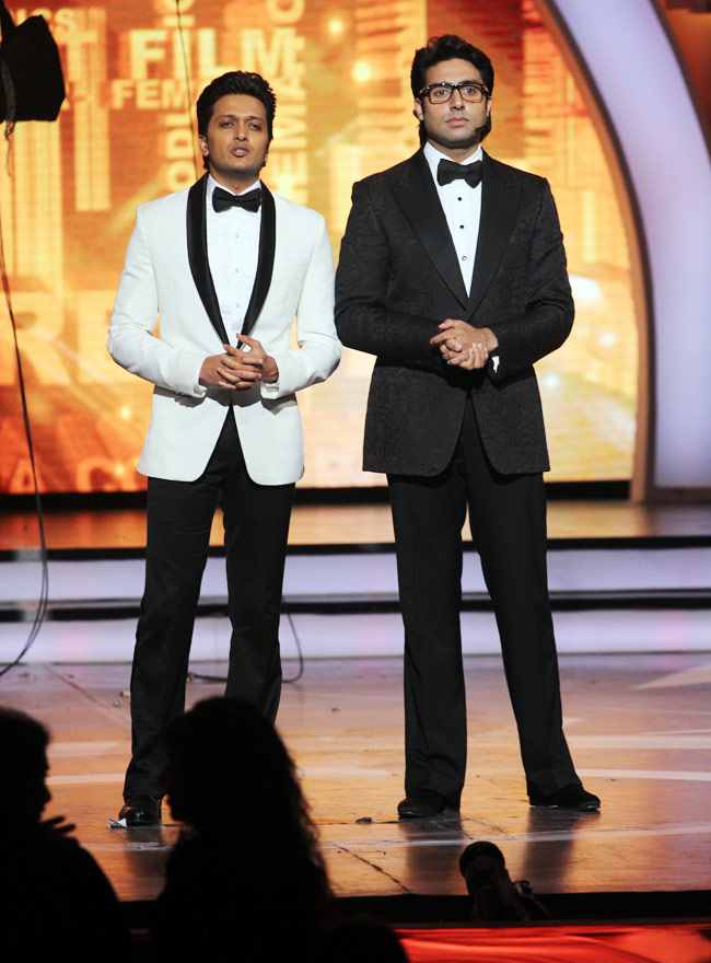 जी सिने अवॉर्ड्स में जमकर झूमे सितारे...