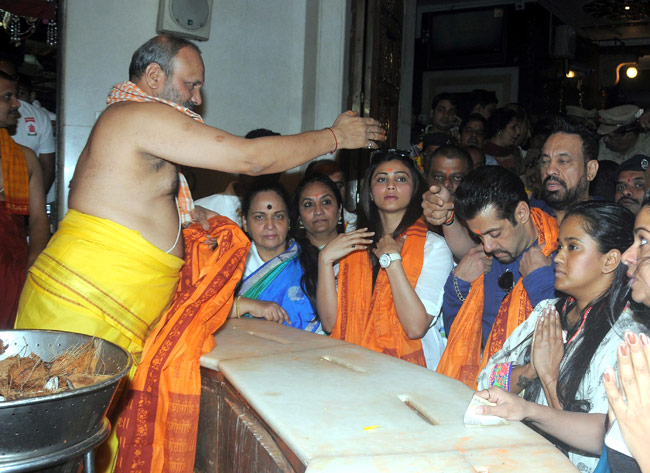 डेजी शाह संग गणपति की शरण में सलमान खान