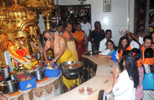 डेजी शाह संग गणपति की शरण में सलमान खान