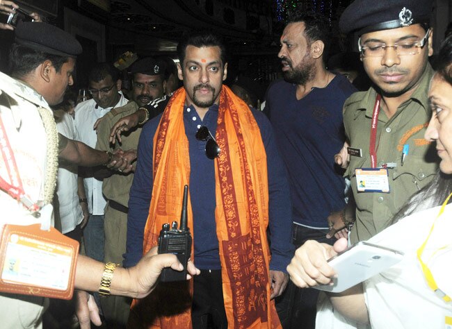 डेजी शाह संग गणपति की शरण में सलमान खान