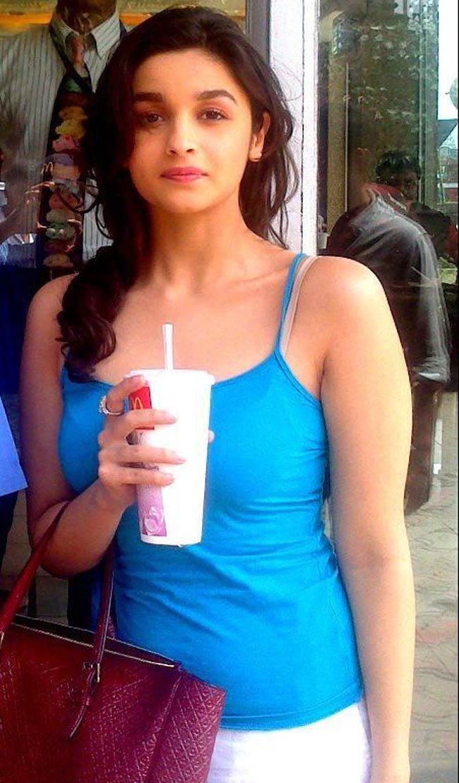 देखिए बिना मेकअप के कैसी दिखती हैं सनी लियोन