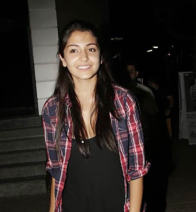 देखिए बिना मेकअप के कैसी दिखती हैं सनी लियोन