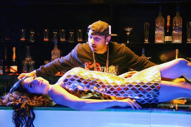 'चार बोतल वोदका' से सनी-हनी ने गरमाया माहौल, देखिए तस्वीरें...