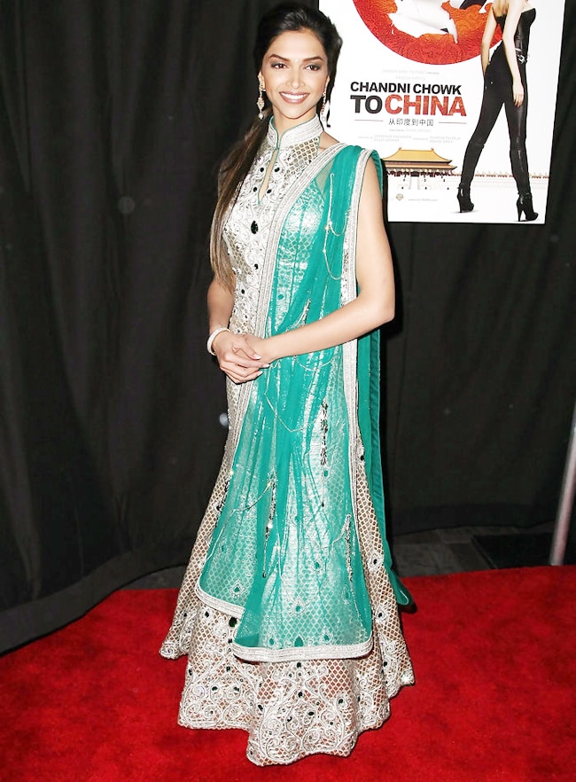 बॉलीवुड सुंदरियों का ये फैशन, बाप रे बाप