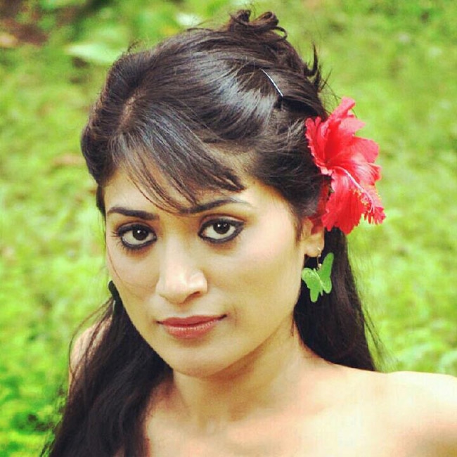 एक्ट्रेस गीतिका त्यागी की अनदेखी तस्वीरें...