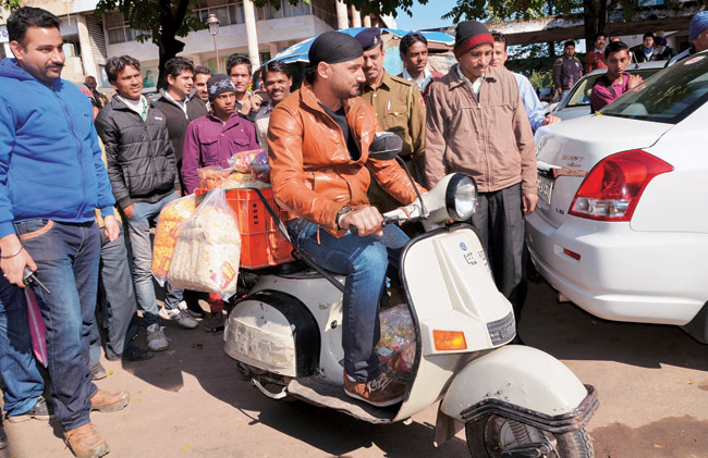 सलमान बने हज्‍जाम, मीका ने बनाई चाय