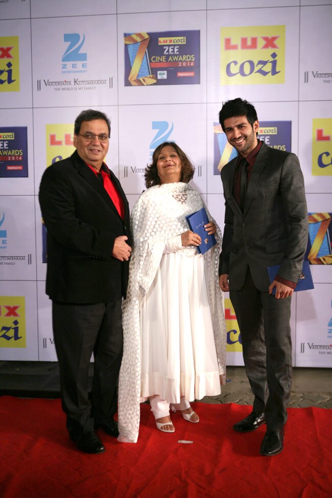 जी सिने अवॉर्डस 2014: रंग में दिखे सितारे