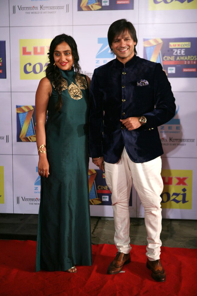 जी सिने अवॉर्डस 2014: रंग में दिखे सितारे