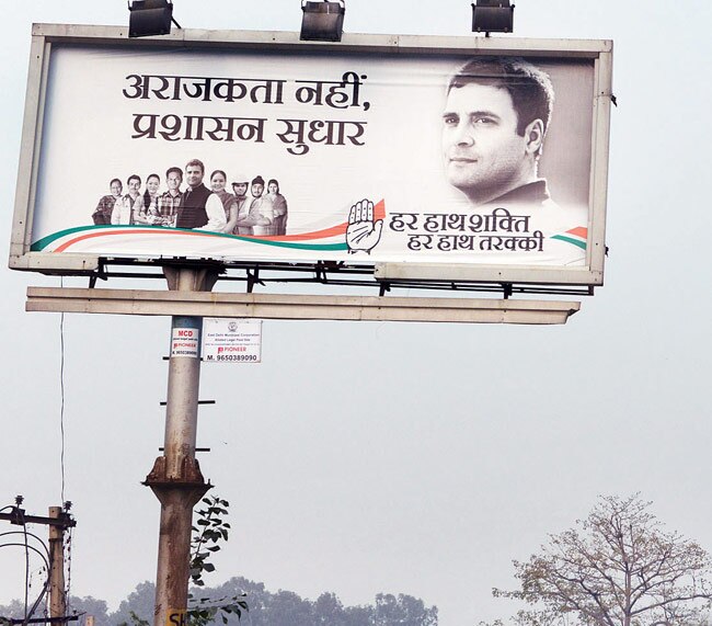 बीजेपी और कांग्रेस के पोस्‍टर वॉर में फंसे केजरीवाल!