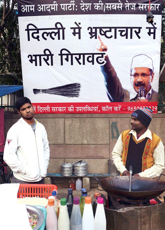 बीजेपी और कांग्रेस के पोस्‍टर वॉर में फंसे केजरीवाल!