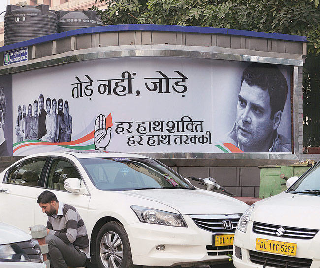 बीजेपी और कांग्रेस के पोस्‍टर वॉर में फंसे केजरीवाल!