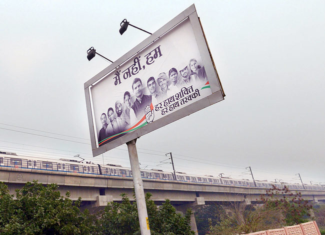 बीजेपी और कांग्रेस के पोस्‍टर वॉर में फंसे केजरीवाल!