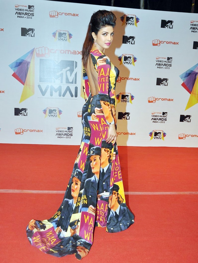 बॉलीवुड सुंदरियों का ये फैशन, बाप रे बाप