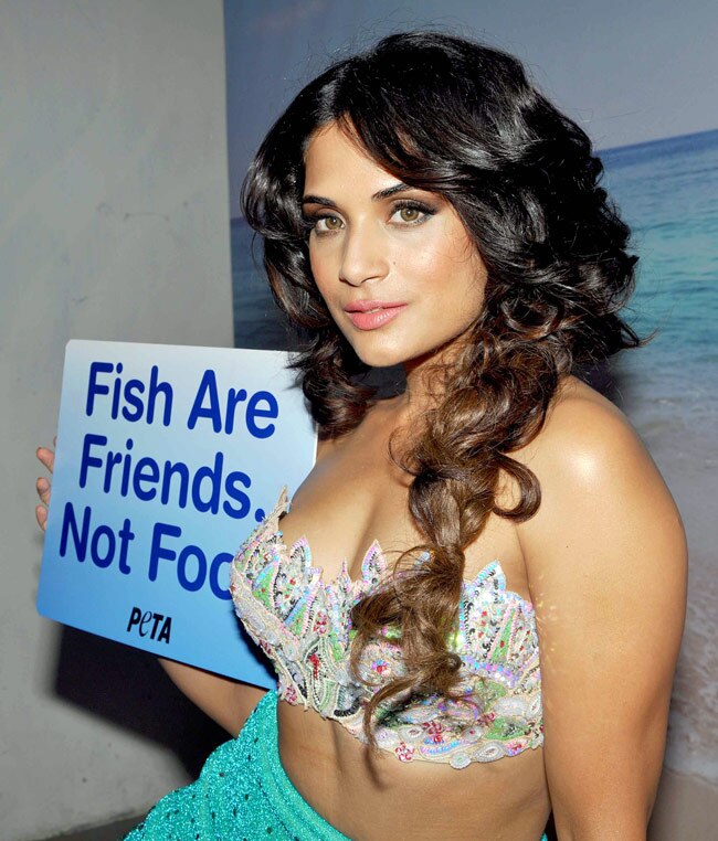 मछलियों को बचाने के लिए जलपरी बनीं रिचा चड्ढा