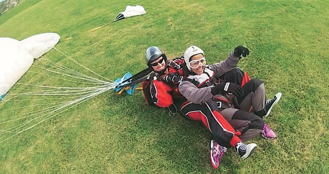 ...जब क्रिकेटरों की पत्नियों ने की स्काईडाइविंग