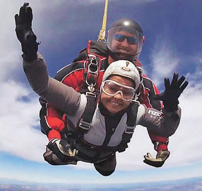 ...जब क्रिकेटरों की पत्नियों ने की स्काईडाइविंग