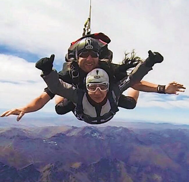 ...जब क्रिकेटरों की पत्नियों ने की स्काईडाइविंग