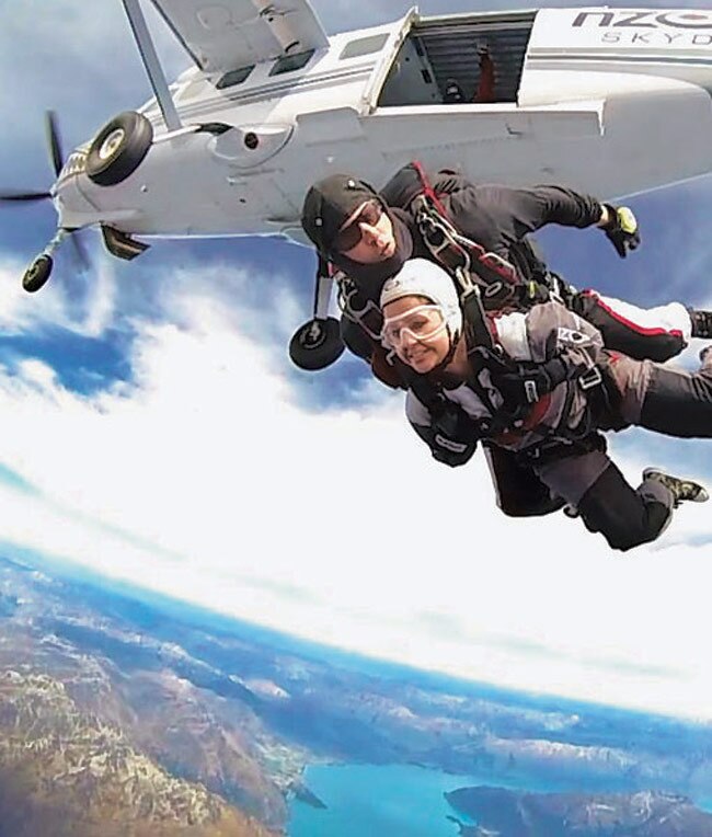 ...जब क्रिकेटरों की पत्नियों ने की स्काईडाइविंग