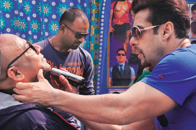 सलमान बने हज्‍जाम, मीका ने बनाई चाय