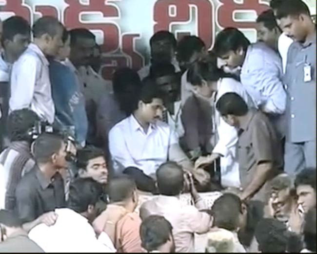 तेलंगाना बिल लोकसभा में पास, कहीं खुशी तो कहीं धरना