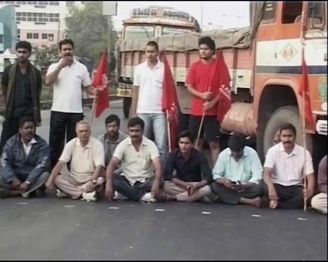 तेलंगाना बिल लोकसभा में पास, कहीं खुशी तो कहीं धरना