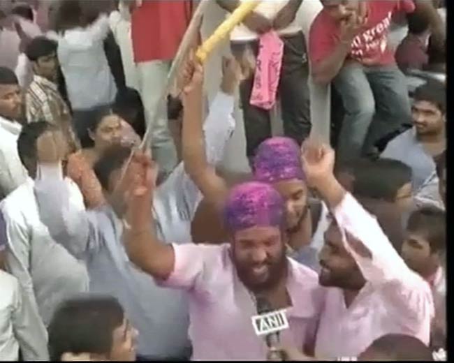 तेलंगाना बिल लोकसभा में पास, कहीं खुशी तो कहीं धरना