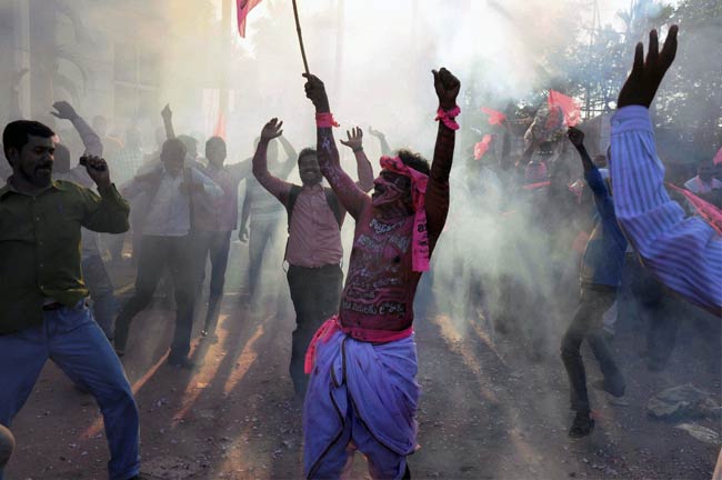 तेलंगाना बिल लोकसभा में पास, कहीं खुशी तो कहीं धरना