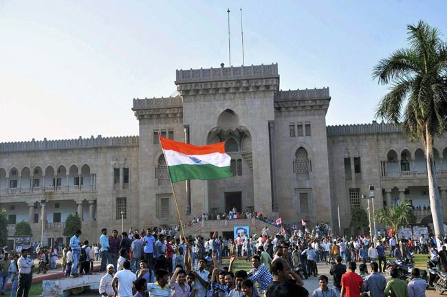 तेलंगाना बिल लोकसभा में पास, कहीं खुशी तो कहीं धरना