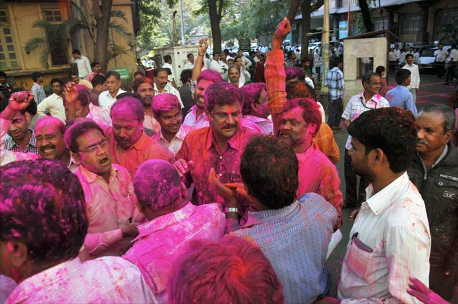 तेलंगाना बिल लोकसभा में पास, कहीं खुशी तो कहीं धरना