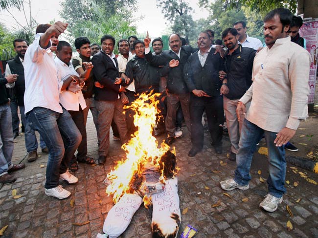 तेलंगाना बिल लोकसभा में पास, कहीं खुशी तो कहीं धरना