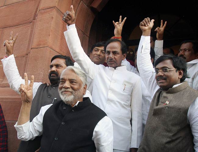 तेलंगाना बिल लोकसभा में पास, कहीं खुशी तो कहीं धरना