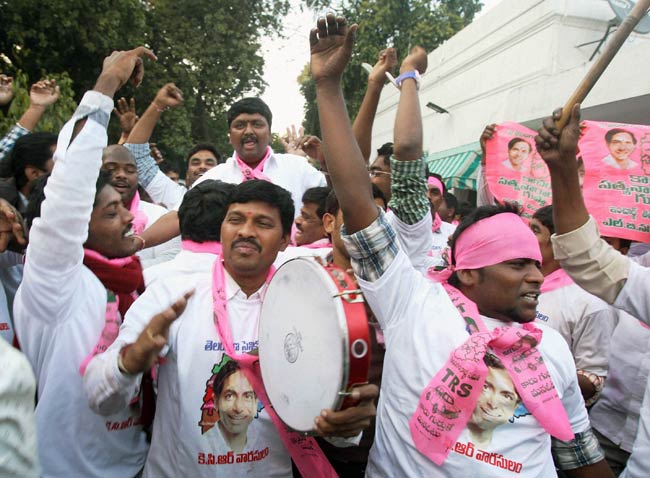 तेलंगाना बिल लोकसभा में पास, कहीं खुशी तो कहीं धरना