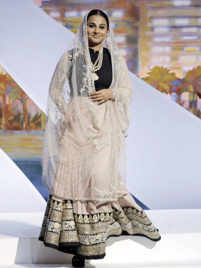 बॉलीवुड सुंदरियों का ये फैशन, बाप रे बाप