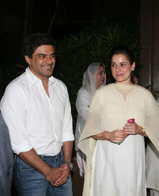 जूही चावला के भाई की Prayer meet में पहुंचा बॉलीवुड