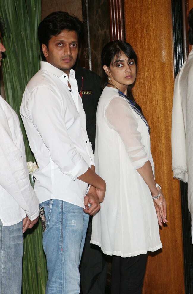 जूही चावला के भाई की Prayer meet में पहुंचा बॉलीवुड