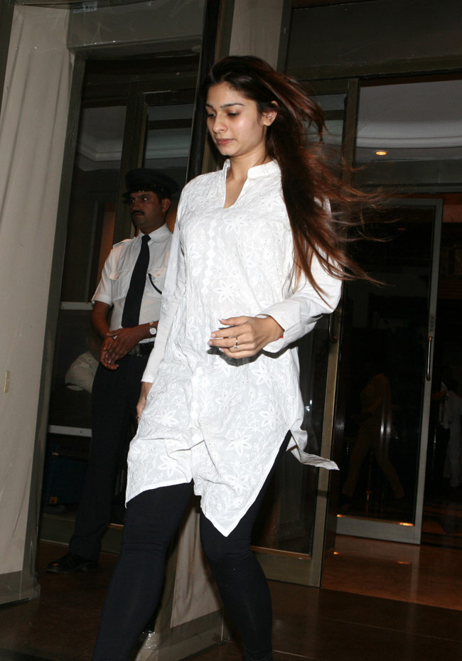 जूही चावला के भाई की Prayer meet में पहुंचा बॉलीवुड