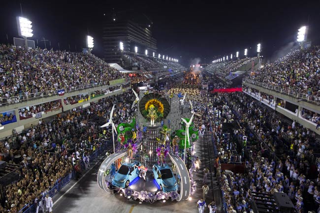 ब्राजील कार्निवल 2014: रंगारंग समां और दिल धड़काती ह‍सीनाएं