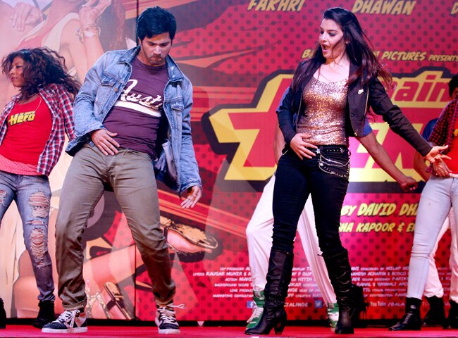 फैन्‍स के बीच वरुण-नर्गिस ने किया 'मैं तेरा हीरो' का म्‍यूजिक लॉन्‍च