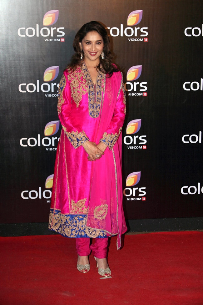 IAA के रेड कार्पेट पर शाहरुख, माधुरी और प्रियंका का जलवा