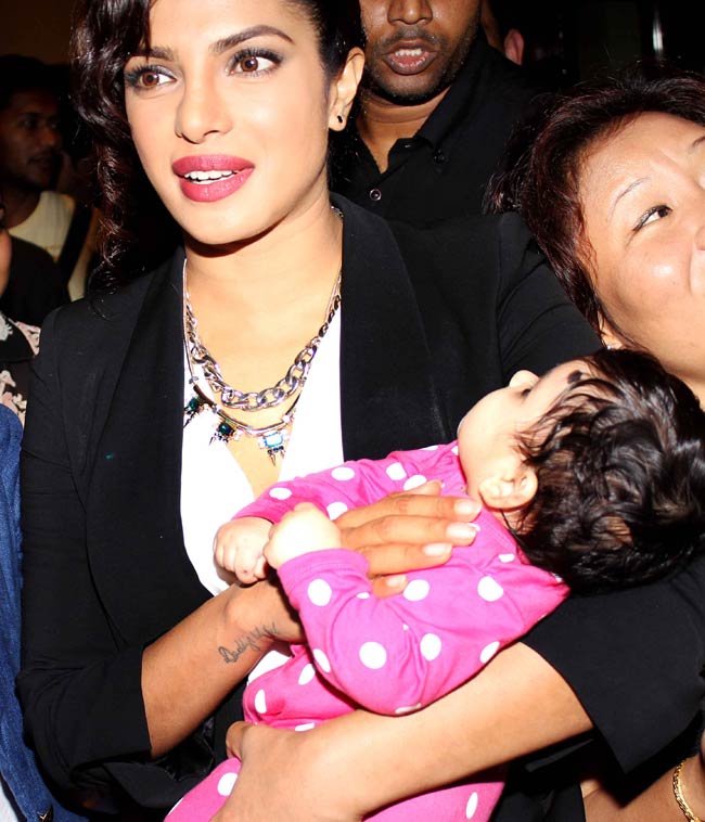 गोद में बच्‍चा लेकर फिक्‍की के कार्यक्रम में पहुंची प्रियंका चोपड़ा