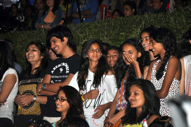 बेटी सुहाना के साथ शाहरुख खान का Dayout